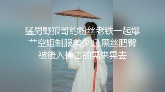 穿衣很风骚明媚的甜甜美少妇，被老公从楼道电梯口干到屋里，爆菊，看少妇的表情好像有点不悦！