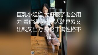 三个女人和两个男人进行了一场激情四射的现场表演