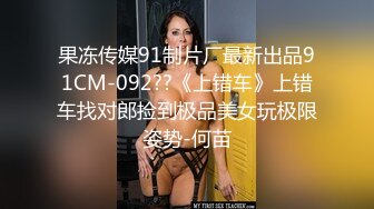 【原档首发】非常性感的金发女郎 Kat Squirt 看着她的汽车引擎盖下，她的牛仔热裤几乎没有盖住她的屁股。