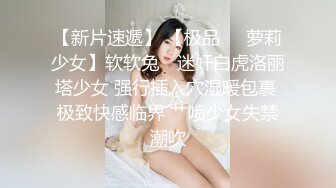  超极品的妞子，天然大奶子听大哥指挥穿上性感的黑丝让大哥爆草抽插