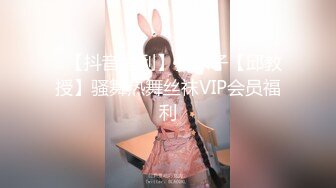 震惊！极品白嫩骚货美女 竟然溜进校园勾引男学生破处 舔鸡巴后入高潮浪叫超刺激