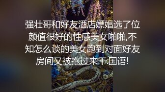 漂亮好身材妹子约到家里脱光光趴在腿上看视频这好性福啊