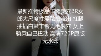 哺乳期的小奶妈，一个人在家带孩子直播赚外快，全程露脸边挤奶边拿道具抽插无毛逼，淫水很多听狼友指挥刺激