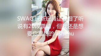 两个百合萝莉小姐姐黑白丝袜情趣装，双足磨蹭假屌一起舔，凹凸水晶棒互插