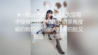 小伙高价约两极品长腿美女4P激情，超近距离视角拍摄，沙发上调调情，转战床上一起口交，后入撞击比赛谁操的久