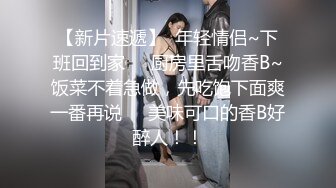 科技园女厕穿搭简洁时尚眼镜美女,深长的腚沟和鲜红无毛穴看射了