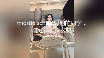 进门直接按在床上，撩开裙子后入爆操小母狗