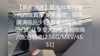 连续偷拍到同一个眼镜女老师两次尿尿 洞口大开