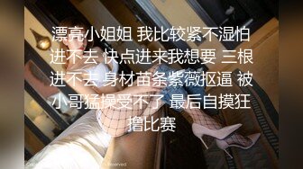 JK小姐姐太让人喜爱了，抱住娇美肉体在腿上摩擦爱抚揉搓感受