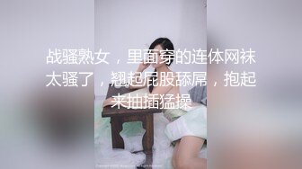 别看美女玲珑般小巧可爱 可粉唇展现的很强势大气