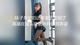 01年冷艳花臂酷酷美女，掰开双腿欣赏鲍鱼，扶着细腰大屌顶入