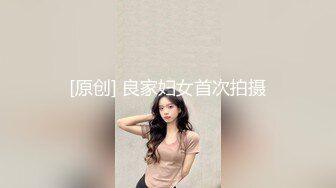   短发清纯系美女3P双男全身纹身小哥，按着双腿抽插无套内射，中场休息再来一炮，扶着屁股后入爆插