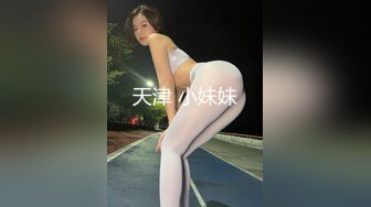 【酒店偷拍】男人疯狂吸吮搭档的大奶子，偷情男女干柴烈火好激情