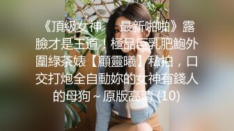 高中生情侣阳台偷吃禁果,戴眼镜的女孩果然非一般骚，光天化日之下玩刺激的！