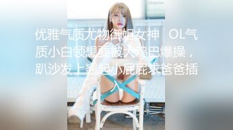  新手夫妻露脸的嫂子回家路上就开始跟狼友发骚，回到家迫不及待扒下大哥内裤舔鸡巴