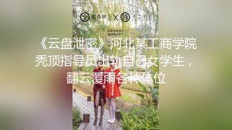 进房间看到老婆在玩逼