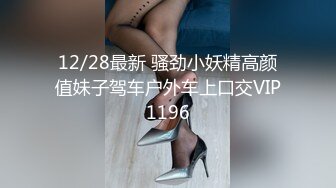 少女感十足的超级漂亮又带点清纯的美少妇！逼都被操黑了，被猛男大叔狂撸啪啪 难受龇牙的表情 应该很疼，披头散发