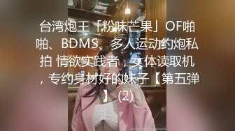 大三学妹宿舍里发骚，看着来回走动的室友偷偷的漏奶子给狼友看，听指挥在被窝里偷偷玩弄骚穴特写，真是嫩