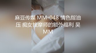 后入自家小骚货，边操还边问我操的舒不舒服