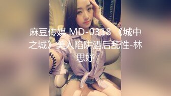 花臂纹身娇小美女撩下衣服就要吸奶子跪着深喉舔屌