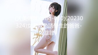 精灵古怪的小幺女，吃着鸡巴也那么多戏，'香香的，甜甜的，哈哈‘眼睛遛弯囫囵转，吃鸡巴那么滴开心！