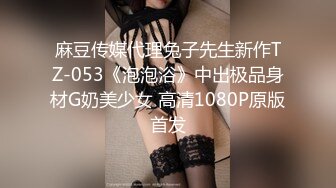 美腿外围骚女连体网袜蹲着深喉,高跟鞋扛起双腿猛操打桩机