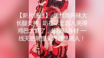 【新片速遞】 ⚫️⚫️美女如云服装城女厕，全方位脸逼同框偸拍多位美眉方便，迷之操作的小姐姐揪阴毛