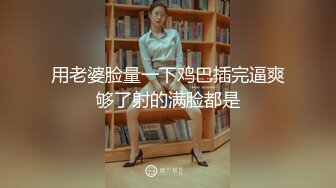 广西夫妻户外勾搭~老婆，你给胸她看一下勾引~