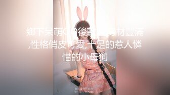 年轻妹子挑逗躺着沙发上玩手机的男友，最后被内射了好多