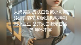  娇小美女你的小心脏啊‘小爱同学，把音量调到百分之15’，骚妞随着音乐嗨起