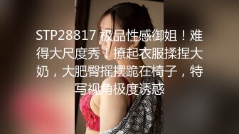 两个小姐妹玩的正嗨的时候来了一位男生开始3P