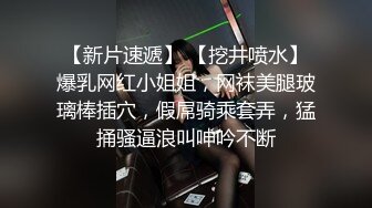 窗外偷拍邻居家眼镜妹洗澡,脱光衣服坐在马桶上玩手机