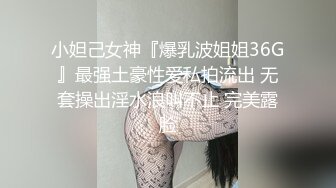 风情万种的金发美女和男友一起享受着属于他们的性爱时光