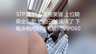  爆乳人妻、挑战火热的4P，老公在旁边拍摄，撅起大屁股吃鸡，前仆后继 上下填满！