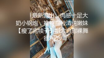 金发熟女沙发上伺候两个大鸡鸡