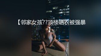 商场女厕近距离偷窥牛仔裤少妇的小黑鲍