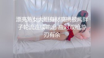 ❤️❤️淫荡小骚货，泳池操逼大战，水里抱起来操，趴在气垫上后入，骑乘位操美臀，很是享受