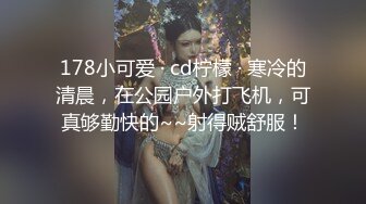 商场女厕全景偷拍蓝色牛仔裙妹妹轻轻擦穴毛毛很少