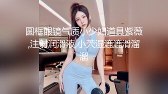 服装商城 偷拍买衣服的的小妹 本来光线不好 却刚好有一束光照在她的B上 真是天意啊