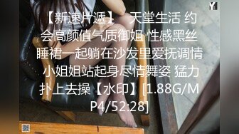 科技园女厕穿黑套装内衣甜美靓妞,微黑发涩的红嫩穴喷成一条直线