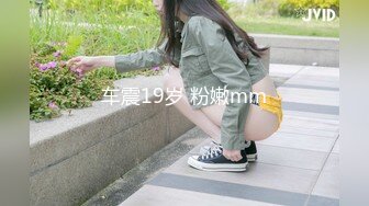 全景偷拍连衣裙马尾美少女进去就脱内裤尿尿