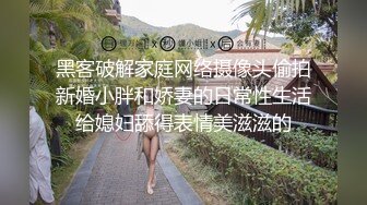 粉红长屌带个套啪啪做爱，长舌舔逼 跳蛋自慰揉搓粉穴