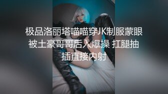 深夜偷偷到侄女房間，扒開睡衣看身體，粉乳嫩鮑發育真不錯，不敢撥弄，只能看