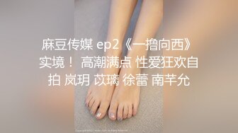 真大胆-时尚性感大美女和闺蜜到理发店做造型时故意掀开裙子露出逼逼勾引理发师,最后家中一起群交啪啪,国语!