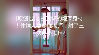 少妇一边玩手机一边被操