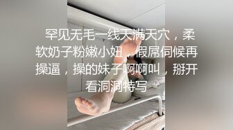  风情嫩妹露脸趴在纹身大哥胯间舔弄大鸡巴，开档黑丝激情上位主动抽插让大哥玩弄奶头