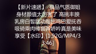 近距离沉浸式观看抽插02年女友骚逼，忍不住自摸