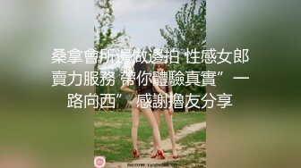 十二月新流出大神潜入水上乐园更衣间四处游走偷拍❤️一袭红衣美女主动在镜头前换穿不幸被拍