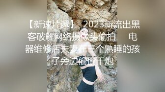 明星顔值甜蜜女神！綠播下海小尺度！撩起情趣裝，一對豪乳又大又白，白絲襪美腿性感，脫下褲子大白屁股拍打