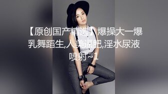 迷死人的小少妇全程露脸在大哥旁边勾搭狼友直播大秀，揉奶玩逼看特写，洗澡诱惑，身材不错颜值高精彩又刺激